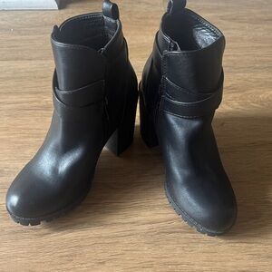 TOP Moda Black Heeled Boots